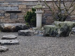 Jardin japonais avec petit muret pierre Muschelkalk