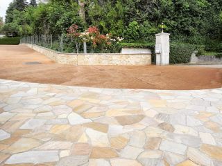 Du béton drainant coloré et de pierre naturelle 