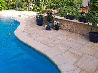 Une terrasse de piscine qui retrouve tout son éclat – 20 ans plus tard