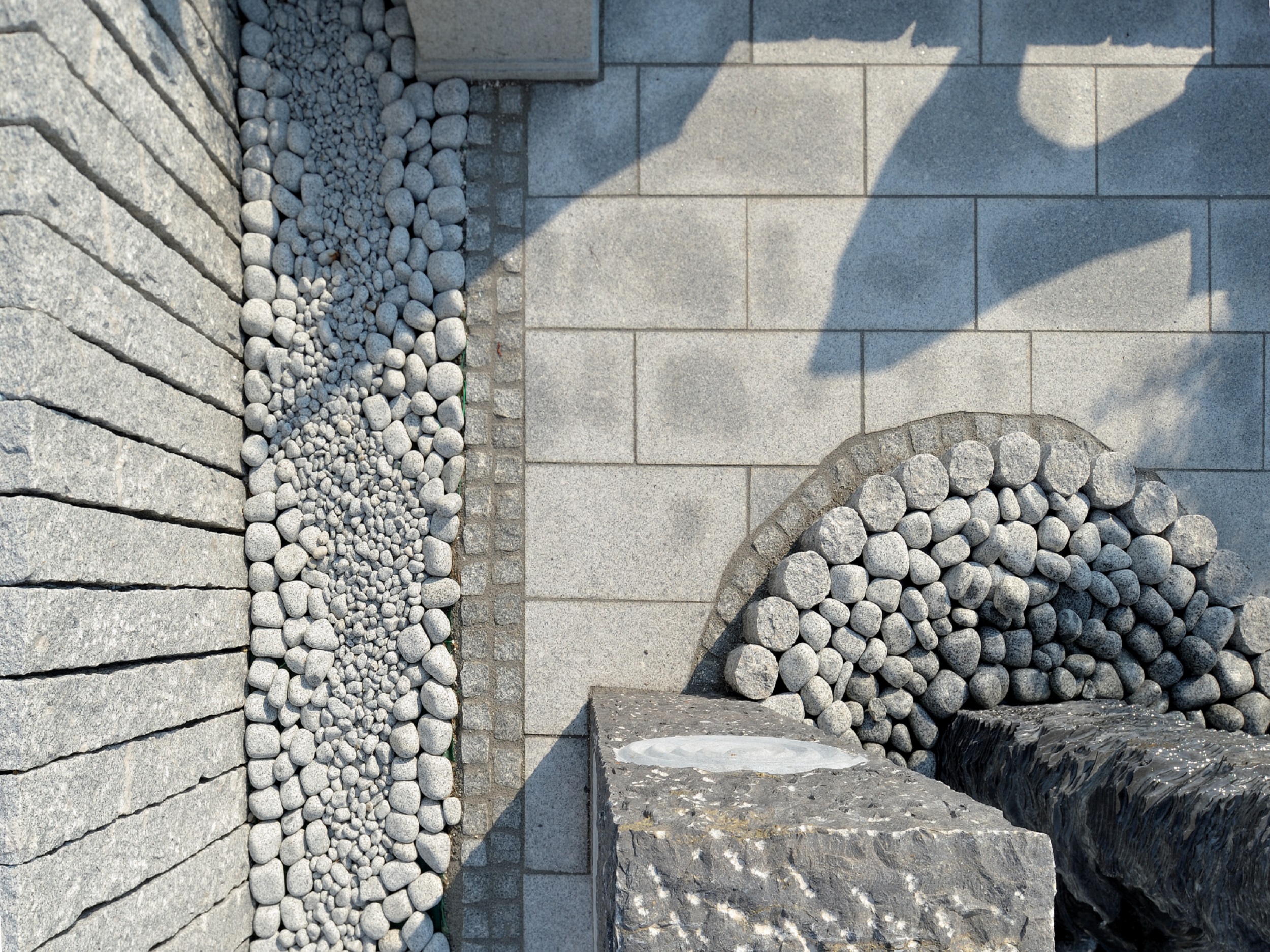 Naturstein Bodenplatten Granit Bianco geflammt - SOL AG